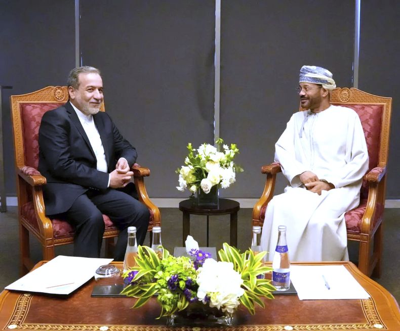 En la imagen, distribuida por el Ministerio de Exteriores de Irán, el ministro iraní de Exteriores, Abbas Araghchi (izquierda), se reúne con su homólogo omaní, Sayyid Badr Albusaidi, antes de negociaciones con el enviado de Estados Unidos para Oriente Medio, Steve Witkoff, en Mascate, Omán, el 12 de abril de 2025. (Ministerio de Exteriores de Irán vía AP)