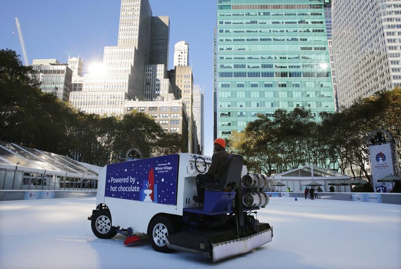 La pista de patinaje en el parque Bryant de Nueva York es alisada el domingo 10 de noviembre del 2013. El s&aacute;bado por la noche un joven hiri&oacute; a tiros a dos personas all&iacute;. (AP Foto/Peter Morgan)
