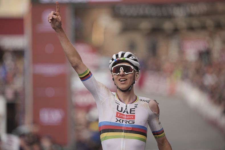 Tadej Pogacar, del equipo UAE Team Emirates, celebra tras ganar la 19ma edición del de la Strade Bianche, una carrera de 213 kilómetros en Siena, Italia, el sábado 8 de marzo del 2025. (Marco AlpozziLaPresse vía AP)