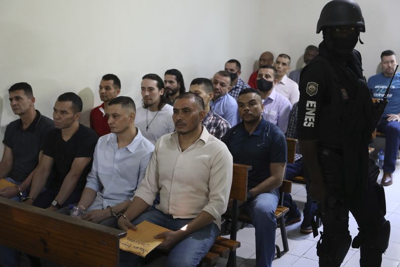 Colombianos y haitianos sospechosos y acusados de participar en el asesinato del presidente de Haití Jovenel Moïse en junio de 2021 se presentan esposados en un tribunal, el lunes 13 de enero de 2025, en Puerto Príncipe, Haití. (AP Foto/Odelyn Joseph)