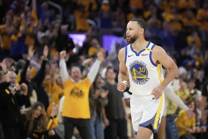 El escolta de los Warriors de Golden State, Stephen Curry (30), celebra después de hacer una canasta de 3 puntos durante la segunda mitad del Juego 3 de una serie de playoffs de primera ronda de baloncesto de la NBA contra los Rockets de Houston en San Francisco, el sábado 26 de abril de 2025. (AP Foto/Jeff Chiu)