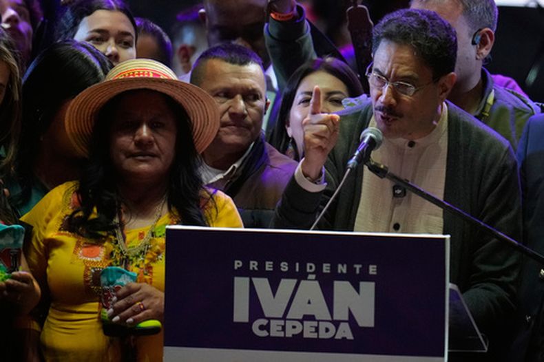 El senador Iván Cepeda, candidato presidencial de la coalición gobernante Pacto Histórico, se dirige a sus seguidores durante un mitin de campaña en Bogotá, Colombia, el viernes 22 de mayo de 2026. (Foto AP/Fernando Vergara)