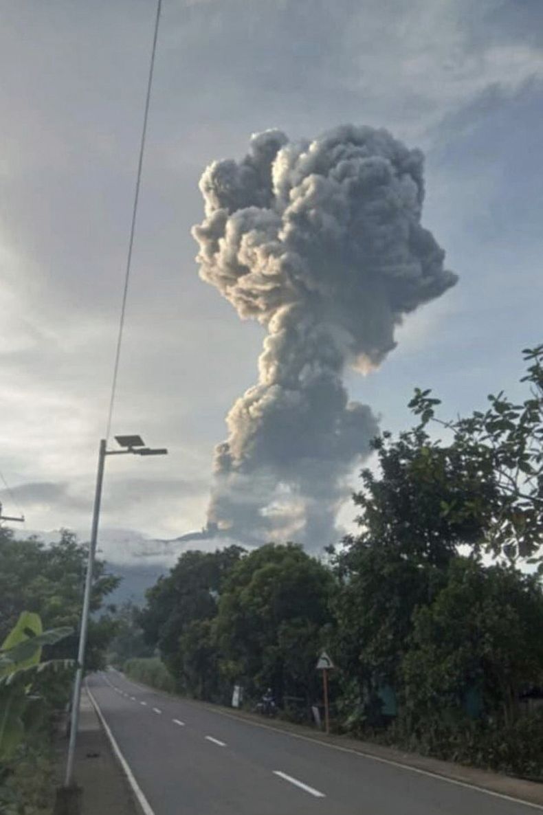 Una erupción en la cumbre del monte Kanlaon captada desde ciudad Bago el martes 8 de abril de 2025, en la provincia de Negros Occidental, Filipinas. (AP Foto/Chona Aplaon)