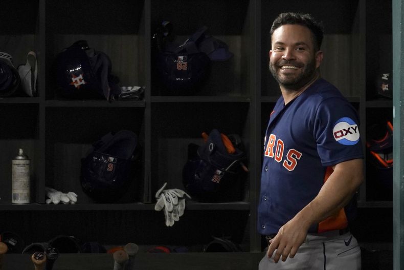El venezolano José Altuve, de los Astros de Houston, sonríe luego de conectar un jonrón ante los Rangers de Texas, el martes 5 de septiembre de 2023 (AP Foto/Tony Gutiérrez)