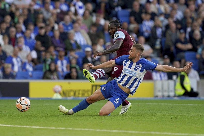 Michail Antonio del West Ham anota el tercer gol de su equipo en el duelo ante el Brighton en la Liga Premier el sábado 26 de agosto del 2023. (Gareth Fuller/PA via AP)