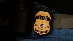 La placa de un agente del Servicio de Inmigración y Control de Aduanas fuera de un tribunal de inmigración en el Edificio Federal Jacob K. Javits, el 10 de junio de 2025, en Nueva York. (AP Foto/Yuki Iwamura, Archivo)