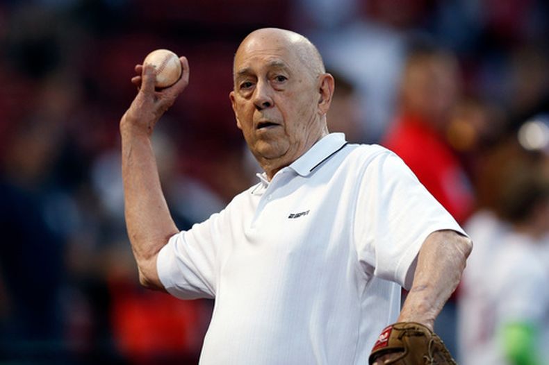 ARCHIVO - En foto del 8 de septiembre del 2019, el cofundador de ESPN Bill Rasmussen lanza la bola en el encuentro de los Medias Rojas de Boston ante los Yankees de Nueva York. (AP Foto/Michael Dwyer, Archivo)