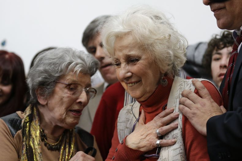 Estela de Carlotto, presidenta de la organizaci&oacute;n Abuelas de la Plaza de Mayo, derecha, reacciona en una conferencia de prensa el martes, 5 de agosto de 2014, en Buenos Aires.(AP Photo/Victor R. Caivano)
