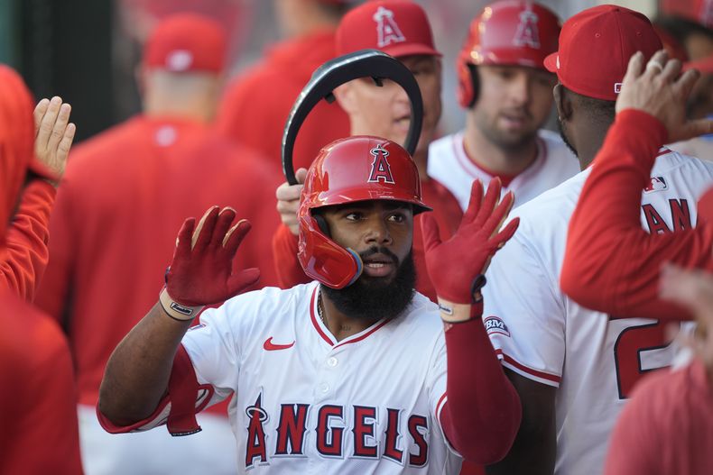 El venezolano Luis Rengifo, de los Angelinos de Los Ángeles, festeja su jonrón de dos carreras en el juego ante los Tigres de Detroit, el viernes 28 de junio de 2024 (AP Foto/Ryan Sun)