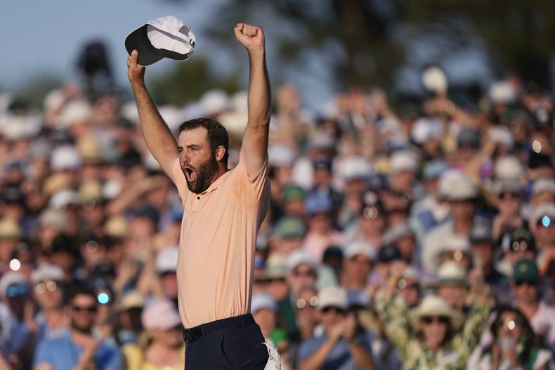 Scottie Scheffler celebra su victoria en el torneo de golf Masters en el Augusta National Golf Club, el domingo 14 de abril de 2024, en Augusta, Georgia. (AP Foto/Charlie Riedel)