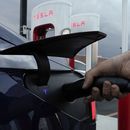 Altos precios y la escasez de estaciones de recarga: estadounidenses escépticos sobre los vehículos eléctricos