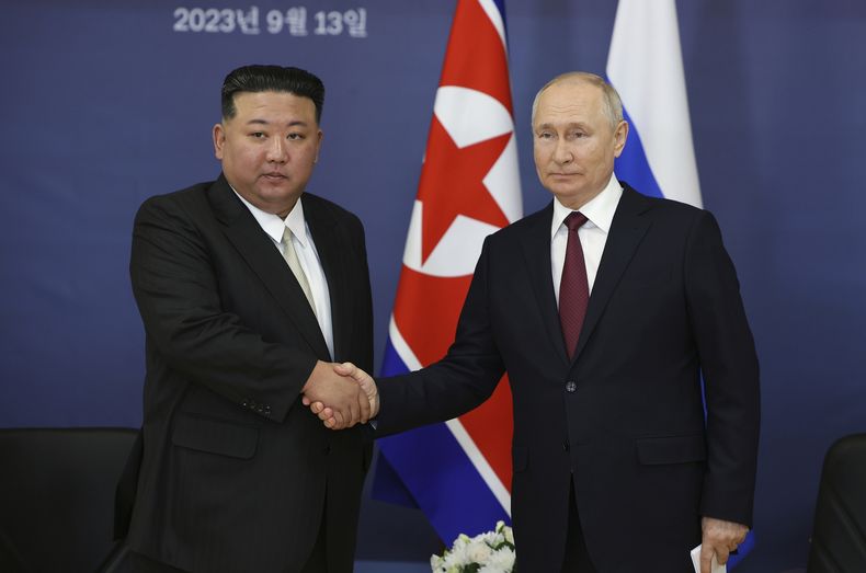ARCHIVO - El presidente ruso Vladímir Putin, derecha, y el gobernante norcoreano Kim Jong Un se dan un apretón de manos durante su reunión en el cosmódromo de Vostochny, el 13 de septiembre de 2023, en las afueras de la ciudad de Tsiolkovsky, en Rusia. (Vladimir Smirnov/Sputnik Kremlin foto compartida vía AP, archivo)