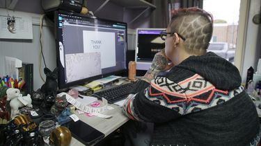 Melissa Sell usa su computadora para trabajar en el inventario de su tienda Every Witch Way, el lunes 30 de octubre de 2023, en Mount Holly Springs, Pensilvania. Sell dijo creer que el nivel de desconfianza es ahora tan elevado que podría producirse una guerra civil o alguna otra clase de alzamiento popular, pero que sería el gobierno el que lo inicie. (AP Foto/Allen G. Breed)