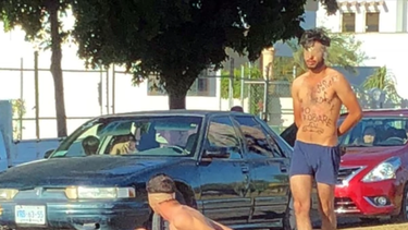 desnudos y atados: asi humillan a supuestos ladrones al norte de mexico (video)