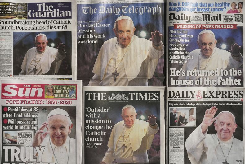 Diarios británicos reportan la muerte del papa Francisco en sus portadas, vistos en Londres, el 22 de abril de 2025. (AP Foto/Kin Cheung)