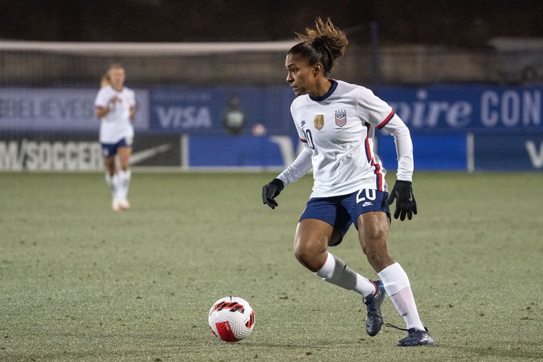 ARCHIVO - La delantera estadounidense Catarina Macario hace una gambeta en un partido de la Copa She Believes ante Islandia , el 23 de febrero de 2022, en Firsco, Texas (AP Foto/Jeffrey McWhorter, archivo)