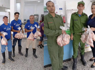 el gobierno cubano premia con paquetes de pollo a bomberos que sofocaron el incendio en matanzas