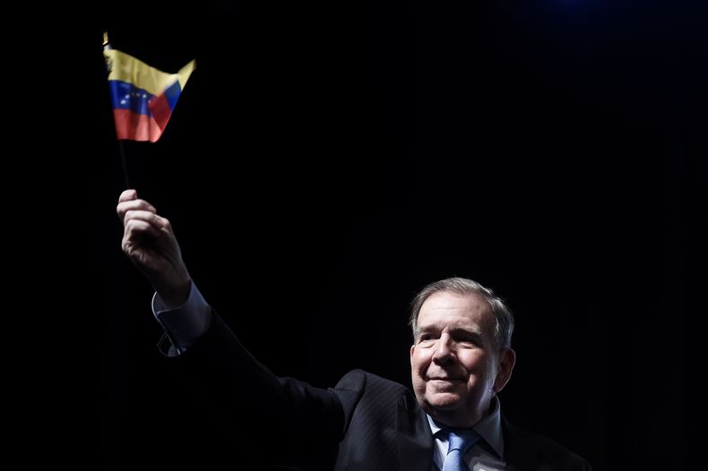 El candidato de la oposición a la presidencia de Venezuela, Edmundo González, quien ha sido reconocido por varios gobiernos, incluido el de Estados Unidos, como el presidente electo de Venezuela, ondea una bandera del país durante un encuentro con seguidores, en la Ciudad de Panamá, el 8 de enero de 2025. (AP Foto/Agustín Herrera)