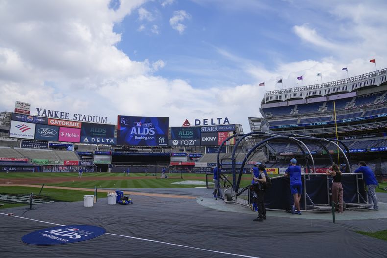 Los Reales de Kansas City se reúnen durante un entrenamiento, el viernes 4 de octubre de 2024, en Nueva York, en preparación para la Serie Divisional de la Liga Americana contra los Yankees de Nueva York. (Foto AP/Frank Franklin II)