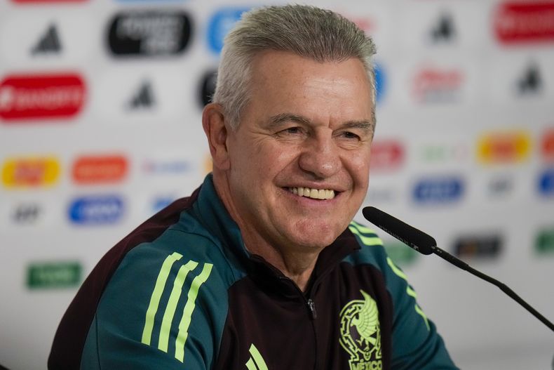 El entrenador de la selección de México, Javier Aguirre, habla durante una rueda de prensa previa a un partido ante Estados Unidos en el estadio Akron, en Guadalajara, México, el lunes 14 de octubre del 2024. (AP Foto/Eduardo Verdugo)