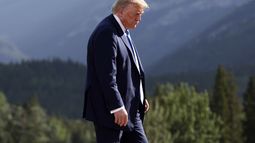 El presidente de Estados Unidos, Donald Trump, se retira tras una sesión de fotos familiares durante la Cumbre del G7, en Kananaskis, Canadá, el lunes 16 de junio de 2025. (Suzanne Plunkett/Pool Photo vía AP)