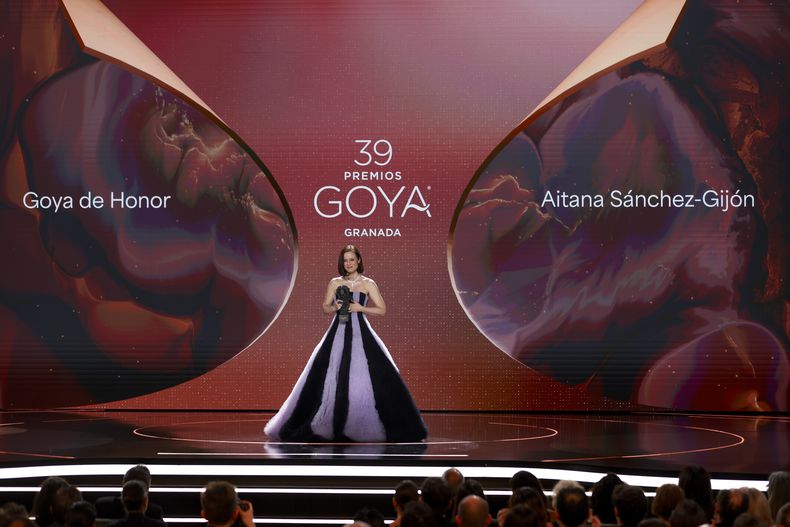 Aitana Sánchez-Gijón recibe el Goya de Honor durante la 39ª ceremonia de los Premios Goya en Granada, España, el sábado 8 de febrero de 2025, en Granada. (Foto AP/Fermin Rodriguez)
