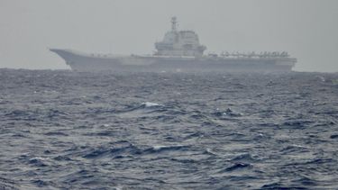 Esta imagen difundida por el Ministerio de Defensa Nacional de Taiwán muestra al portaaviones chino Shandong, el lunes 31 de marzo de 2025, cerca de Taiwán. (Ministerio de Defensa Nacional de Taiwán vía AP)