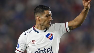 Flamengo aventaja a Corinthians; Suárez no salva a Nacional