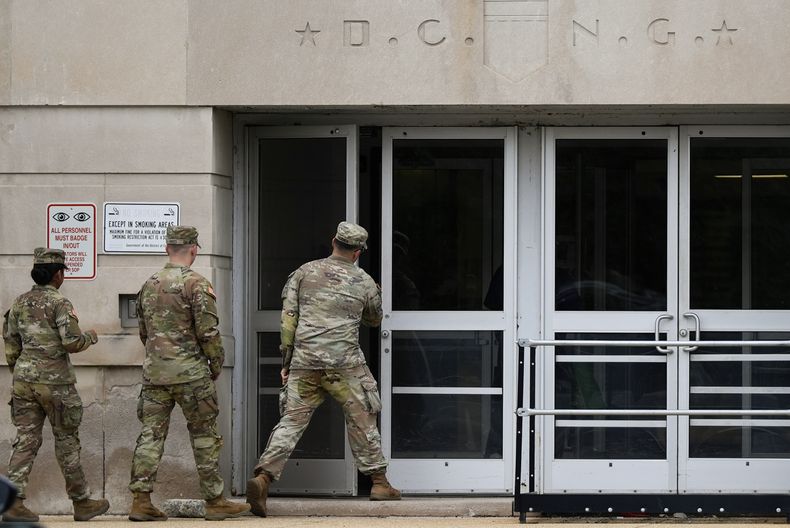 Soldados de la Guardia Nacional llegan a la sede de ese organismo en el Distrito de Columbia, en Washington, el 12 de agosto del 2025. (AP foto/Julia Demaree Nikhinson)