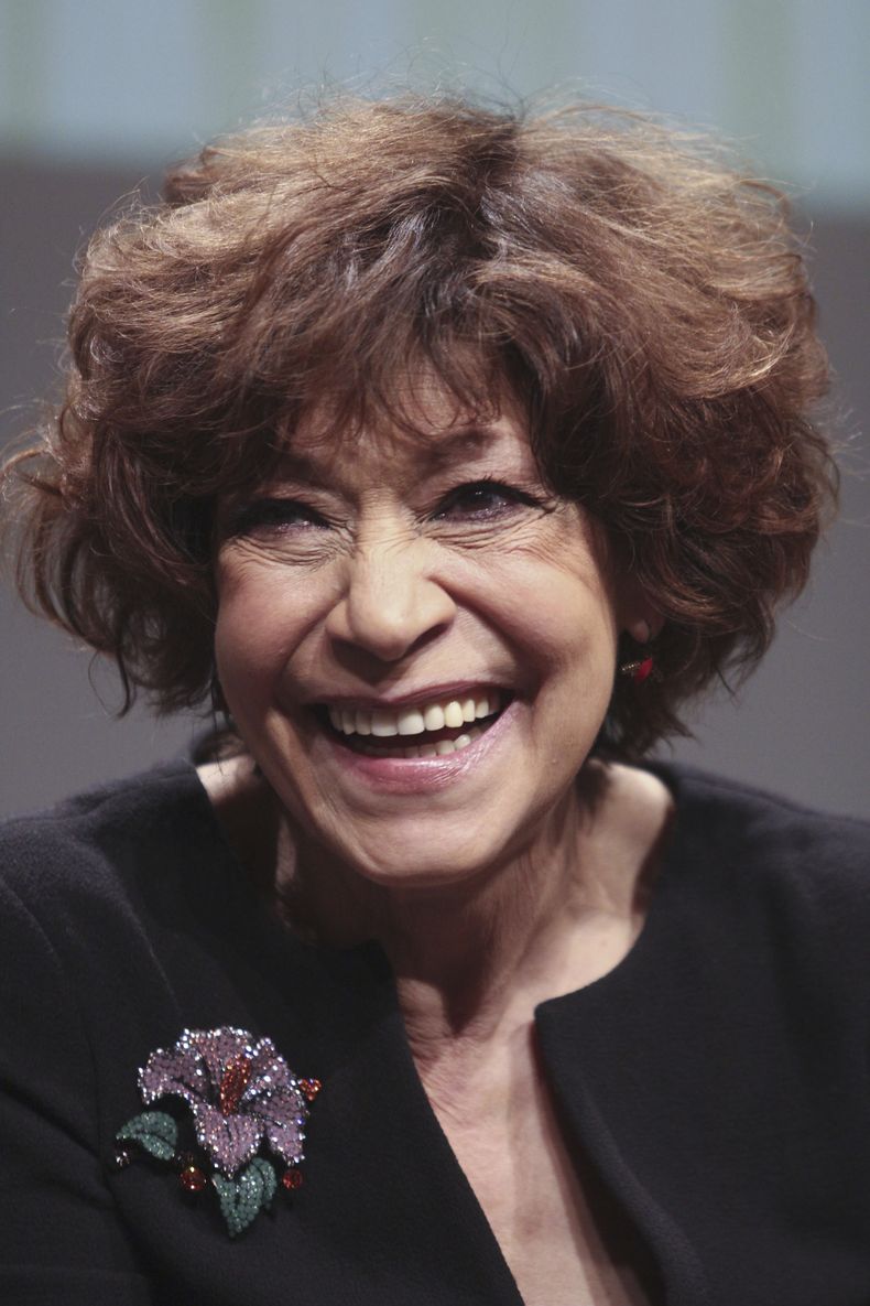 Cristina Pacheco asiste a un homenaje por los 35 años en televisión de su programa “Aquí nos tocó vivir” en Ciudad de México, el 7 de mayo de 2013. Pacheco, una de las principales cronistas de los últimos 50 años de la historia de la capital mexicana, murió el jueves 21 de diciembre de 2023 a los 82 años. (Saúl López/Cuartoscuro vía AP) ARCHIVO - Cristina Pacheco, viuda del escritor y poeta mexicano José Emilio Pacheco, recibe un abrazo en el homenaje fúnebre a su marido en Ciudad de México, el 27 de enero de 2014. (AP Foto/Christian Palma, Archivo)