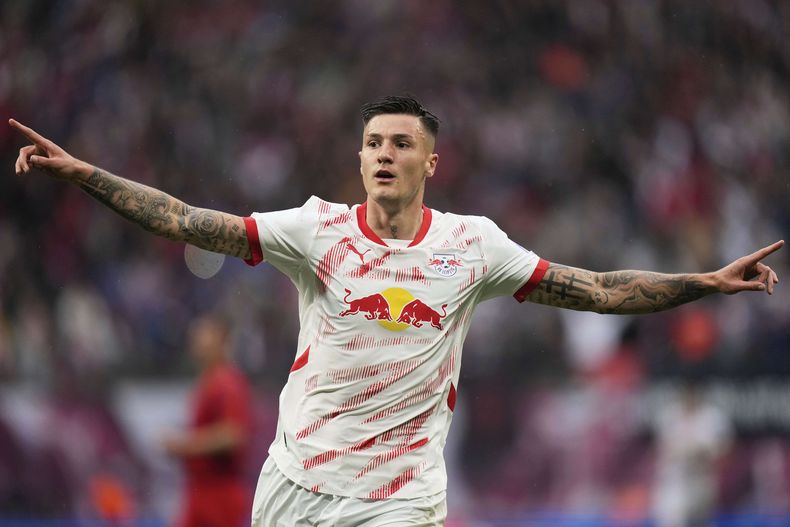 ARCHIVO - Foto del 3 de mayo del 2025, el esloveno Benjamin Sesko del Leipzig celebra tras anotar en el encuentro de la Bundesliga ante el Bayern Munich. (AP Foto/Matthias Schrader, Archivo)