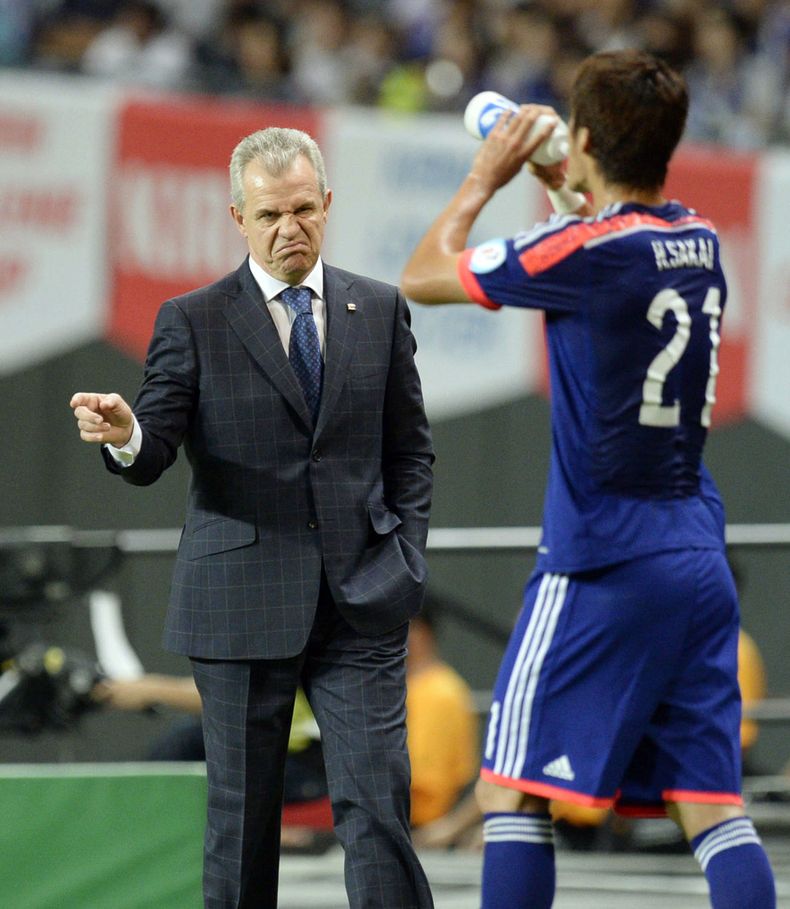 El t&eacute;cnico de Jap&oacute;n Javier Aguirre le da indicaciones a un jugador durante el partido amistoso que los nipones perdieron 2-0 con Uruguay el 5 de septiembre del 2014 en Sapporo, Jap&oacute;n. (AP Photo/Kyodo News) JAPAN OUT