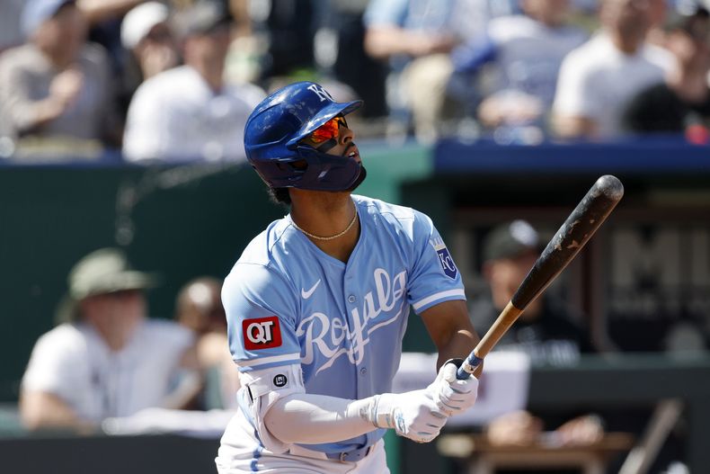 MJ Meléndez de los Reales de Kansas City al batear un jonrón de dos carreras ante los Medias Blancas de Chicago, el domingo 7 de abril de 2024. (AP Foto/Colin E. Braley)