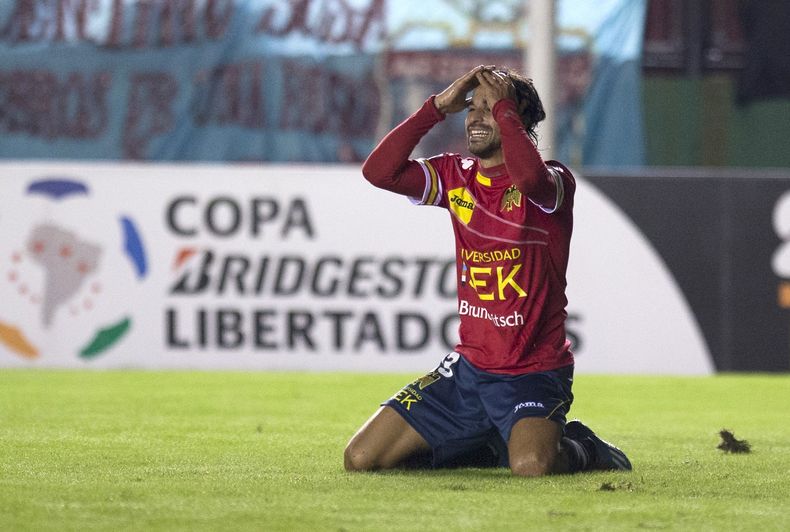 Sebasti&aacute;n Jaime de Uni&oacute;n Espa&ntilde;ola de Chile se lamenta tras malograr una ocasi&oacute;n en el partido ante Arsenal de Argentina en los octavos de final de la Copa Libertadores el jueves 24 de abril de 2014. (AP Foto/Eduardo Di Baia)