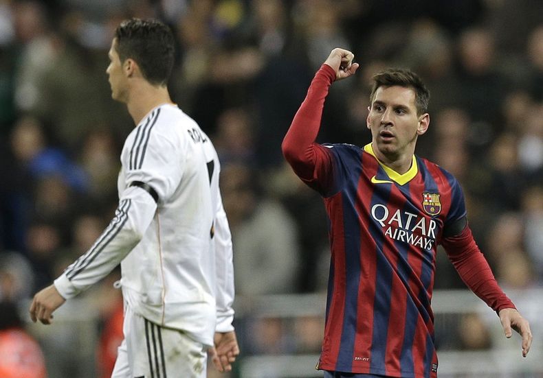 ARCHIVO - En esta foto del 23 de marzo de 2014, el argentino Lionel Messi, del Barcelona, festeja junto al portugués Cristiano Ronaldo, del Real Madrid, durante un encuentro de La Liga española (AP Foto/Paul White, archivo)