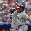 Rafael Devers (derecha) de los Medias Rojas de Boston luego de conectar un jonrón ante los Azulejos de Toronto, el sábado 1 de julio de 2023. (Frank Gunn/The Canadian Press vía AP)