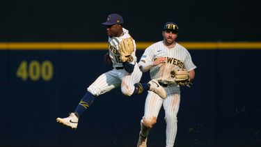 El jardinero central de los Cerveceros de Milwaukee, Luis Lara (18), realiza una atrapada en carrera frente al jardinero central Garrett Mitchell (5) a un elevado conectado por Javier Sanoja, de los Marlins de Miami, durante la octava entrada de un partido de béisbol el sábado 18 de julio de 2026, en Milwaukee. (Foto AP/Kayla Wolf)