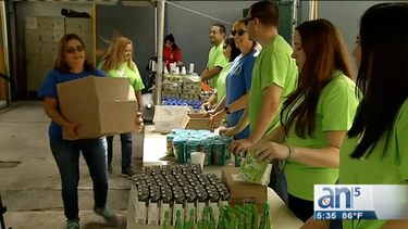 reparten cajas de comida para ciudadanos de la tercera edad residentes en hialeah y la pequena habana