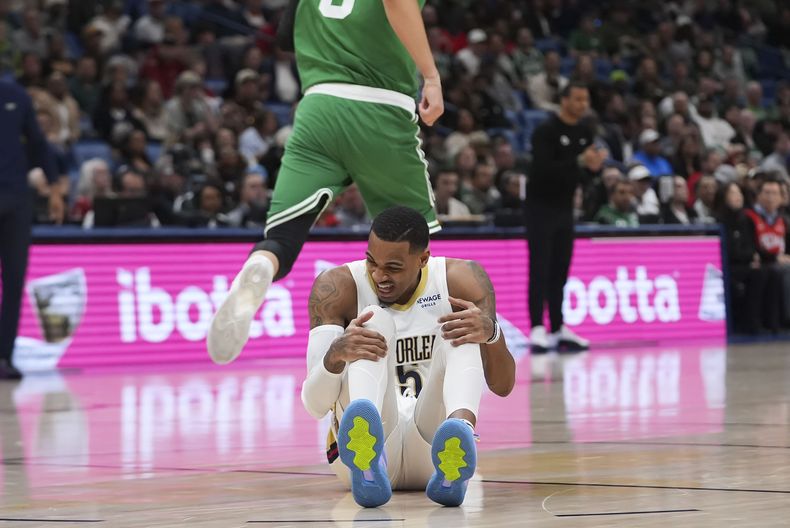 Dejounte Murray, de los Pelicans de Nueva Orleáns, se lamenta tras romperse un tendón de Aquiles en el partido ante los Celtics de Boston, el viernes 31 de enero de 2025 (AP Foto/Gerald Herbert)