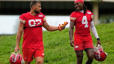 El ala cerrada de los Chiefs de Kansas City, Travis Kelce (87), y el receptor abierto Rashee Rice (4) caminan hacia el campamento de entrenamiento de fútbol americano de la NFL, el viernes 31 de julio de 2026, en St. Joseph, Misuri. (Foto AP/Charlie Riedel)
