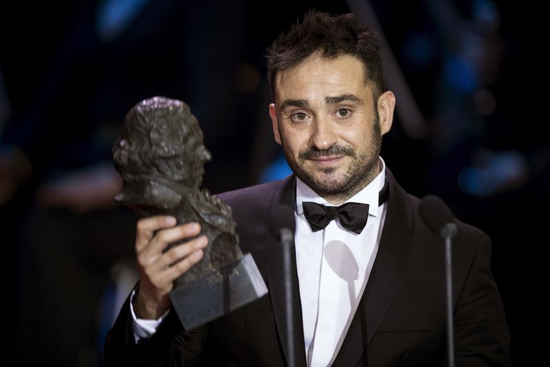 En esta imagen de archivo, el director Juan Antonio Bayona recibe el goya a mejor director durante la ceremonia de entrega de los Premios Goya, en Madrid, el 5 de febrero de 2017. (AP Foto/Daniel Ochoa de Olza, archivo)
