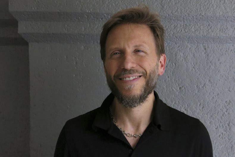 El músico argentino Noel Schajris posa para un retrato en la Ciudad de México el 31 de mayo de 2023. Schajris lanzó en su plataforma su álbum #SiempreLoSupe. (Foto AP/Berenice Bautista)