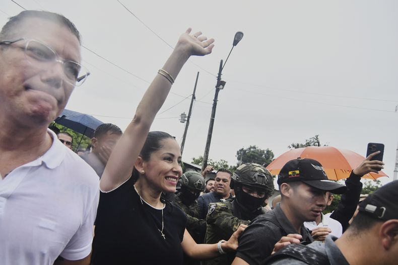 Luisa González, candidata presidencial del partido Revolución Ciudadana, saluda después de votar en la segunda vuelta de las elecciones presidenciales en Canuto, Ecuador, el domingo 13 de abril de 2025. (AP Foto/Ariel Ochoa)