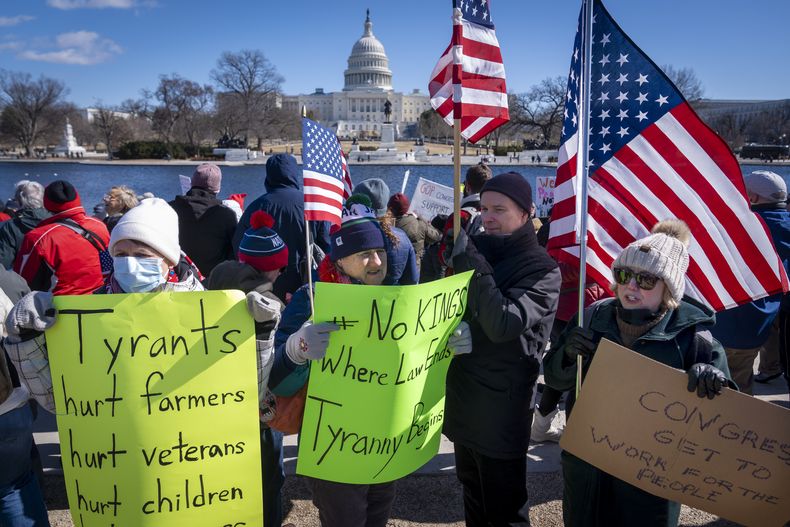Personas participan en la protesta en apoyo a los trabajadores federales y en contra de las acciones recientes del presidente Donald Trump y Elon Musk, el lunes 17 de febrero de 2025, en Washington. (AP Foto/Jacquelyn Martin)