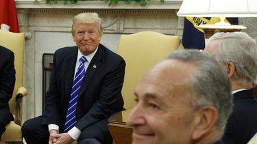 Trump muestra faceta independiente en acuerdo con demócratas