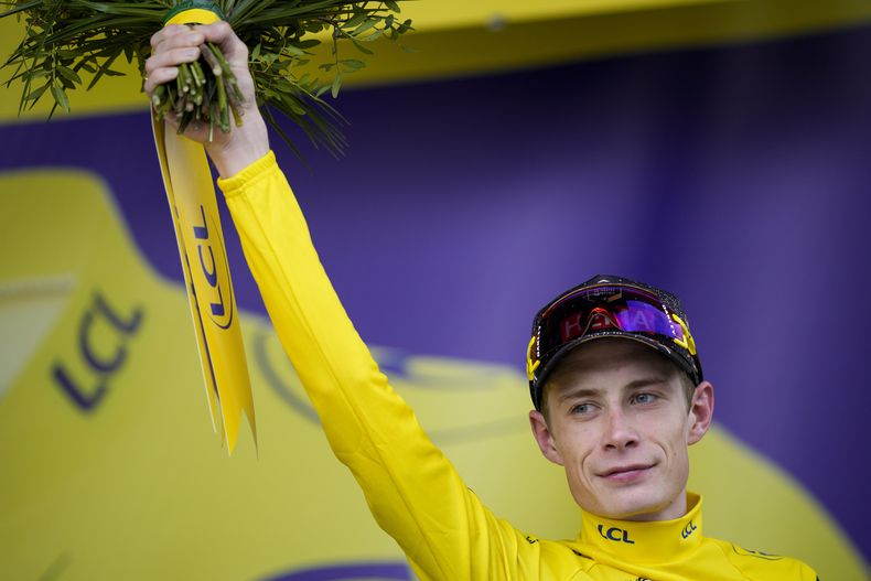 El líder general Jonas Vingegaard tras ganar la 16ta etapa del Tour de Francia, el martes 18 de julio de 2023, en Combloux. (AP Foto/Daniel Cole)