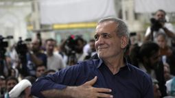 ARCHIVO – El presidente electo de Irán, Masoud Pezeshkian, saluda a sus simpatizantes en una reunión realizada un día después de la elección presidencial, en el altar del difunto fundador revolucionario, el ayatolá Khomeini, en las afueras de Teherán, el 6 de julio de 2024. (AP Foto/Vahid Salemi, Archivo)
