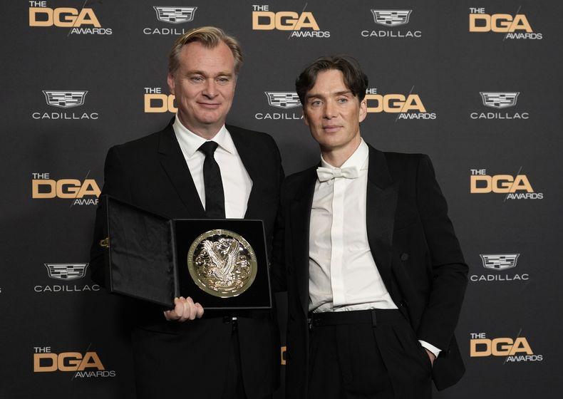 Christopher Nolan, izquierda, director de Oppenheimer, posa con su premio DGA a la mejor película en la 76a entrega de los Premios DGA del Sindicato de Directores de Estados Unidos, junto al actor Cillian Murphy el sábado 10 de febrero de 2024 en Beverly Hills, California. (Foto AP/Chris Pizzello)