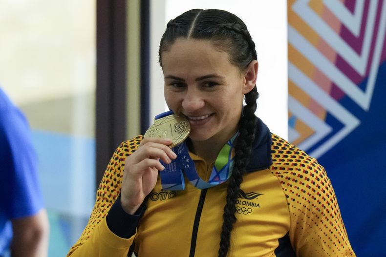 La colombiana Yen Arias posa con su medalla de oro tras ganar la final de boxeo, categoría de 57 kilogramos, en los Juegos Centroamericanos y del Caribe en San Salvador, el miércoles 28 de junio de 2023 (AP Foto/Arnulfo Franco)