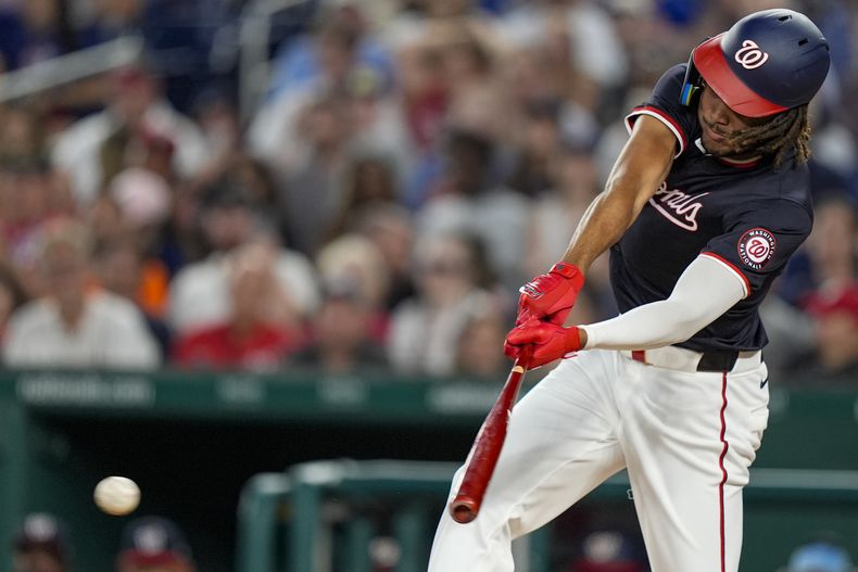 James Wood, de los Nacionales de Washington, conecta un sencillo productor de una carrera durante la séptima entrada del juego de béisbol en contra de los Mets de Nueva York en Nationals Park, el miércoles 3 de julio de 2024, en Washington. Los Nacionales ganaron 7-5. (AP Foto/Alex Brandon)